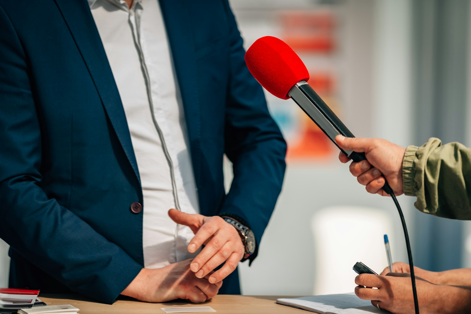 Nachrichtensprecher interviewen einen Public-Relations-Sprecher.
